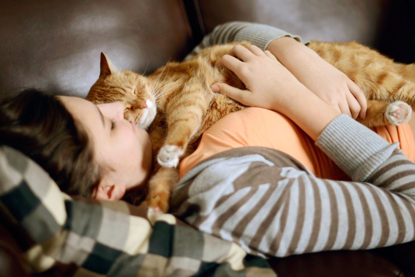 woman-sleeping-with-a-cat.jpg